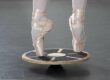 une ballerine qui fait l'équilibre